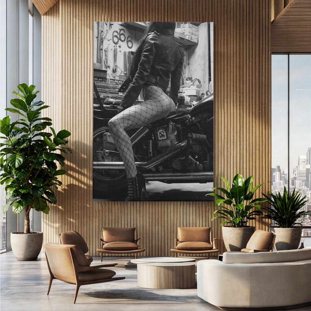 Tablou canvas cu tablou canvas cu femeie pe motocicleta, fara rama, pe sasiu de lemn, pe perete intr-un birou