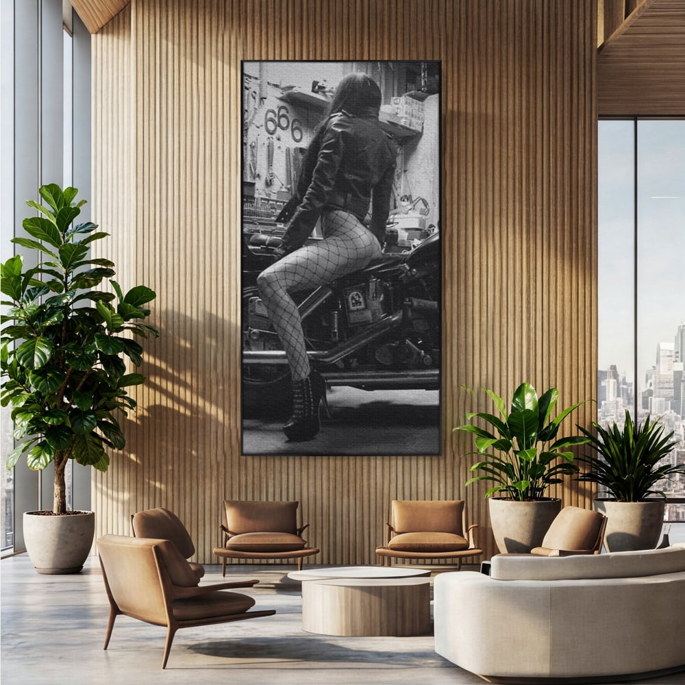 Tablou canvas cu tablou canvas cu femeie pe motocicleta, in rama de aluminiu negru, pe perete intr-un birou