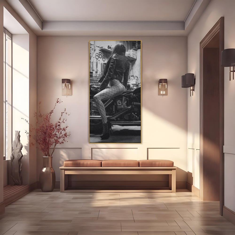 Tablou canvas cu tablou canvas cu femeie pe motocicleta, in rama de aluminiu auriu