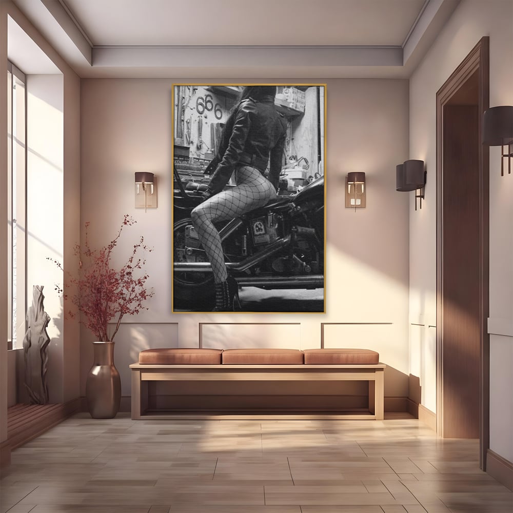 Tablou canvas cu tablou canvas cu femeie pe motocicleta, in rama de aluminiu auriu