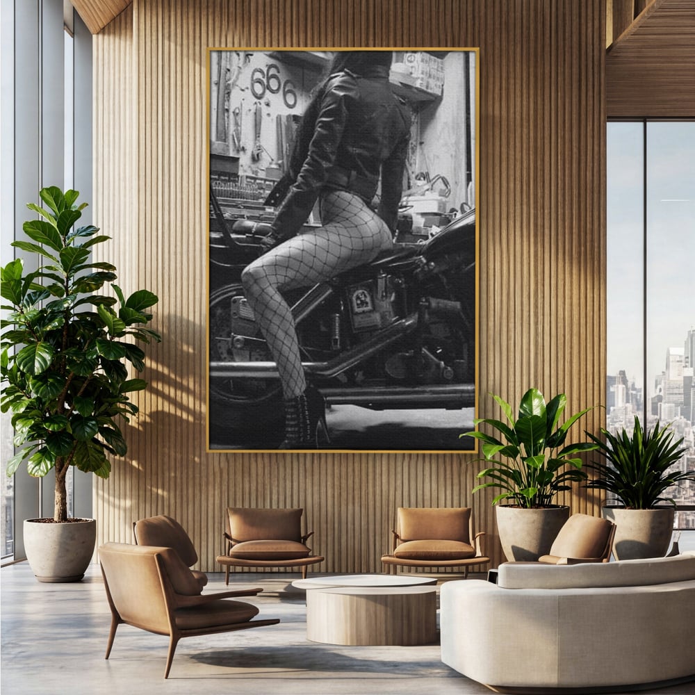 Tablou canvas cu tablou canvas cu femeie pe motocicleta, in rama de aluminiu auriu, pe perete intr-un birou