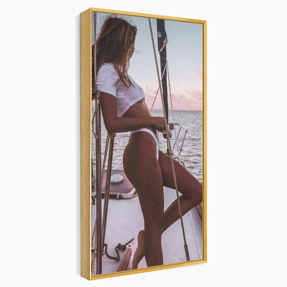 Tablou canvas cu tablou canvas cu femeie pe corabie, in rama de aluminiu auriu