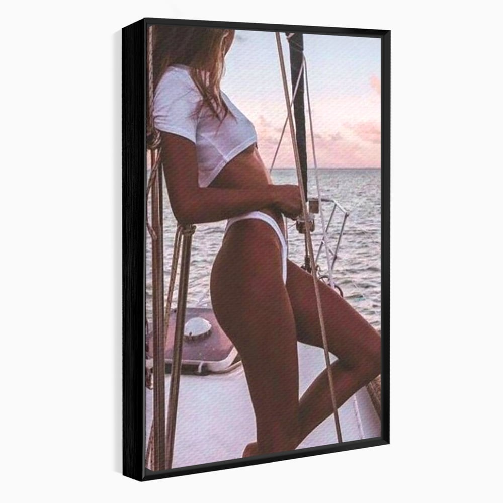 Tablou canvas cu tablou canvas cu femeie pe corabie, in rama de aluminiu negru