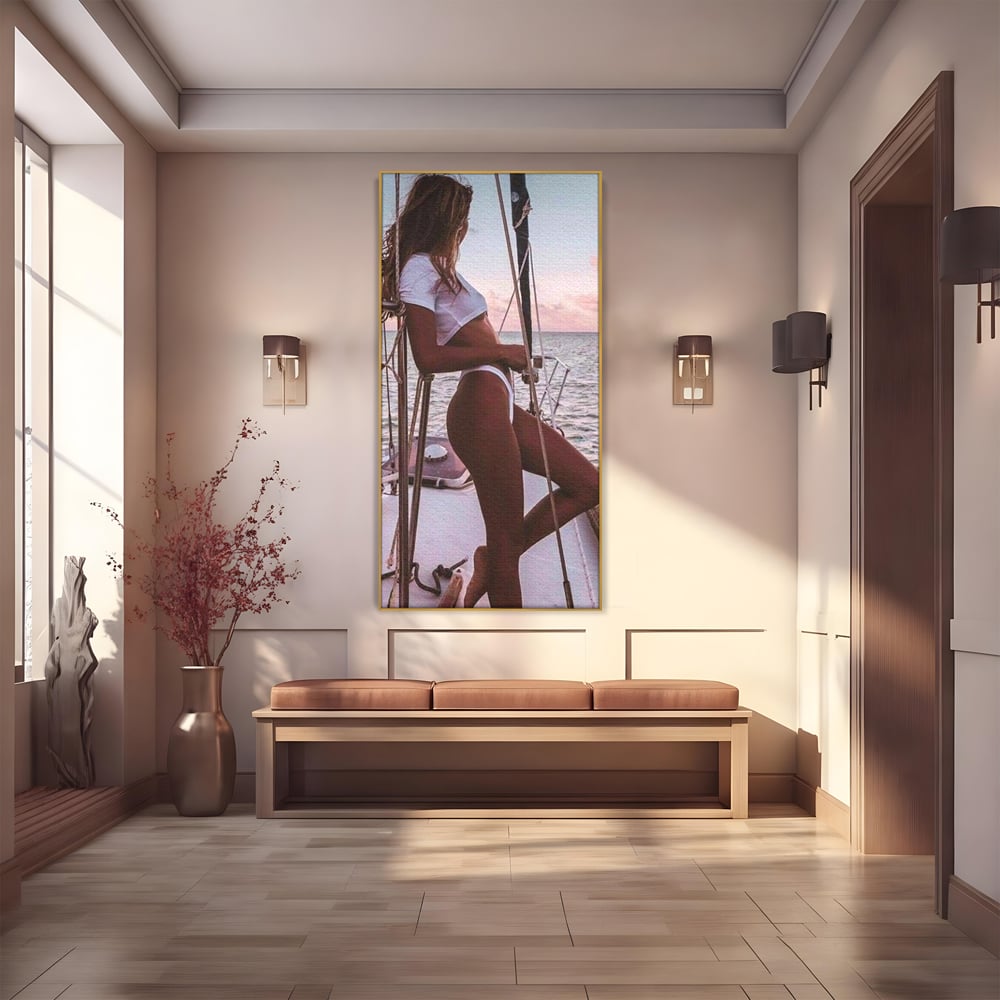 Tablou canvas cu tablou canvas cu femeie pe corabie, in rama de aluminiu auriu