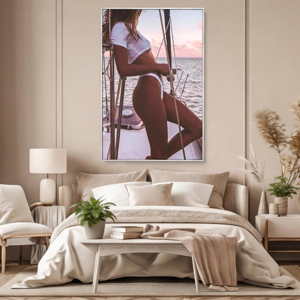 Tablou canvas cu tablou canvas cu femeie pe corabie, in rama de aluminiu argintiu, pe perete intr-un dormitor