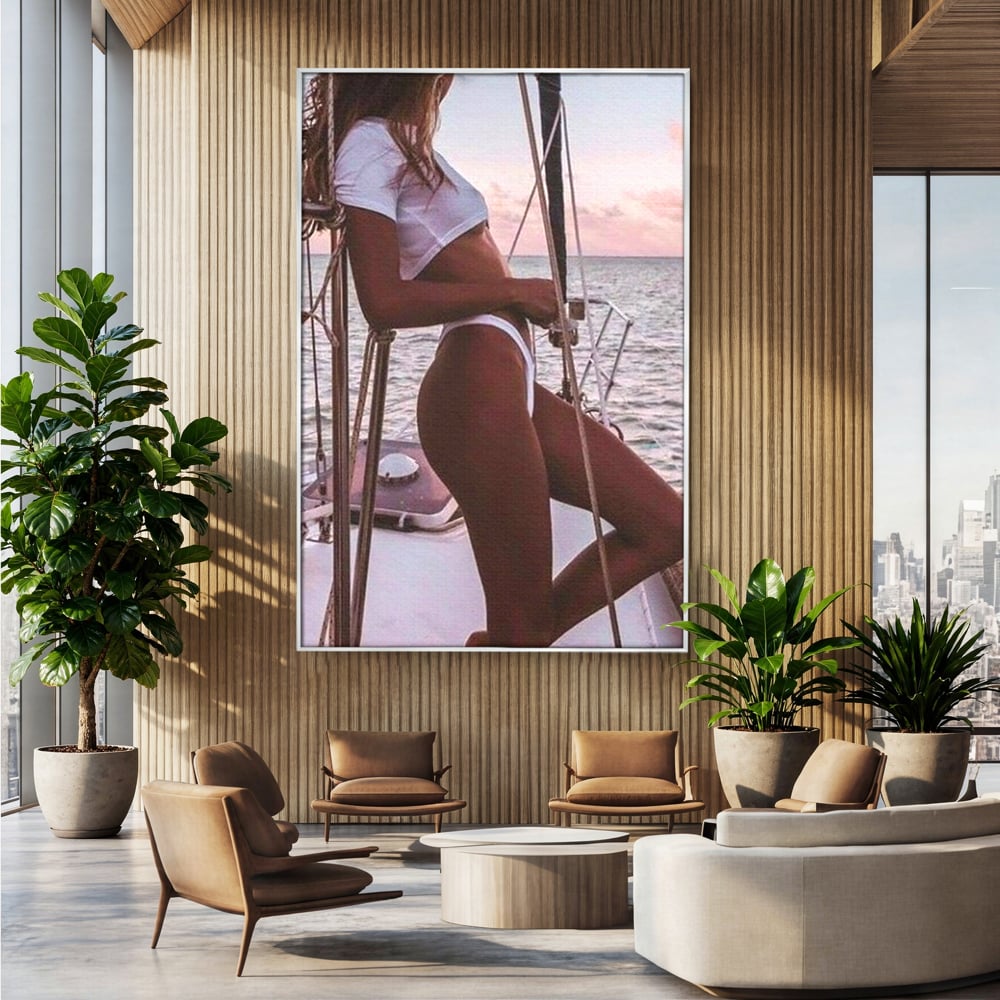 Tablou canvas cu tablou canvas cu femeie pe corabie, in rama de aluminiu argintiu, pe perete intr-un birou