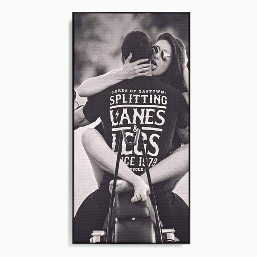 Tablou canvas cu tablou cuplu pe motocicleta, in rama de aluminiu negru