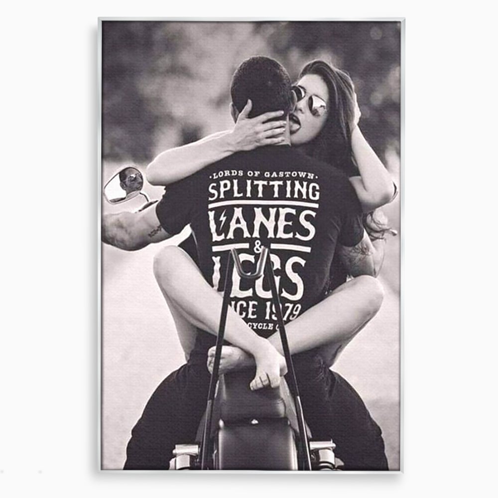 Tablou canvas cu tablou cuplu pe motocicleta, in rama de aluminiu argintiu