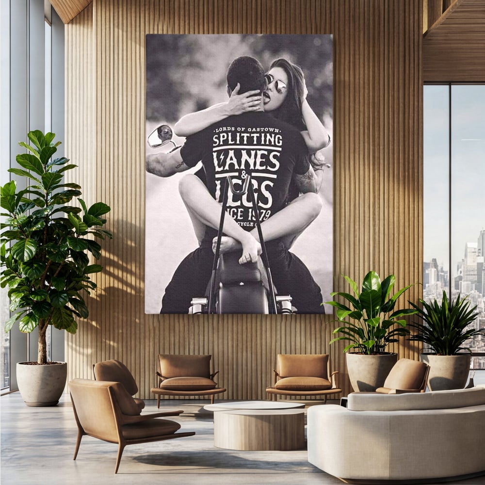 Tablou canvas cu tablou cuplu pe motocicleta, fara rama, pe sasiu de lemn, pe perete intr-un birou