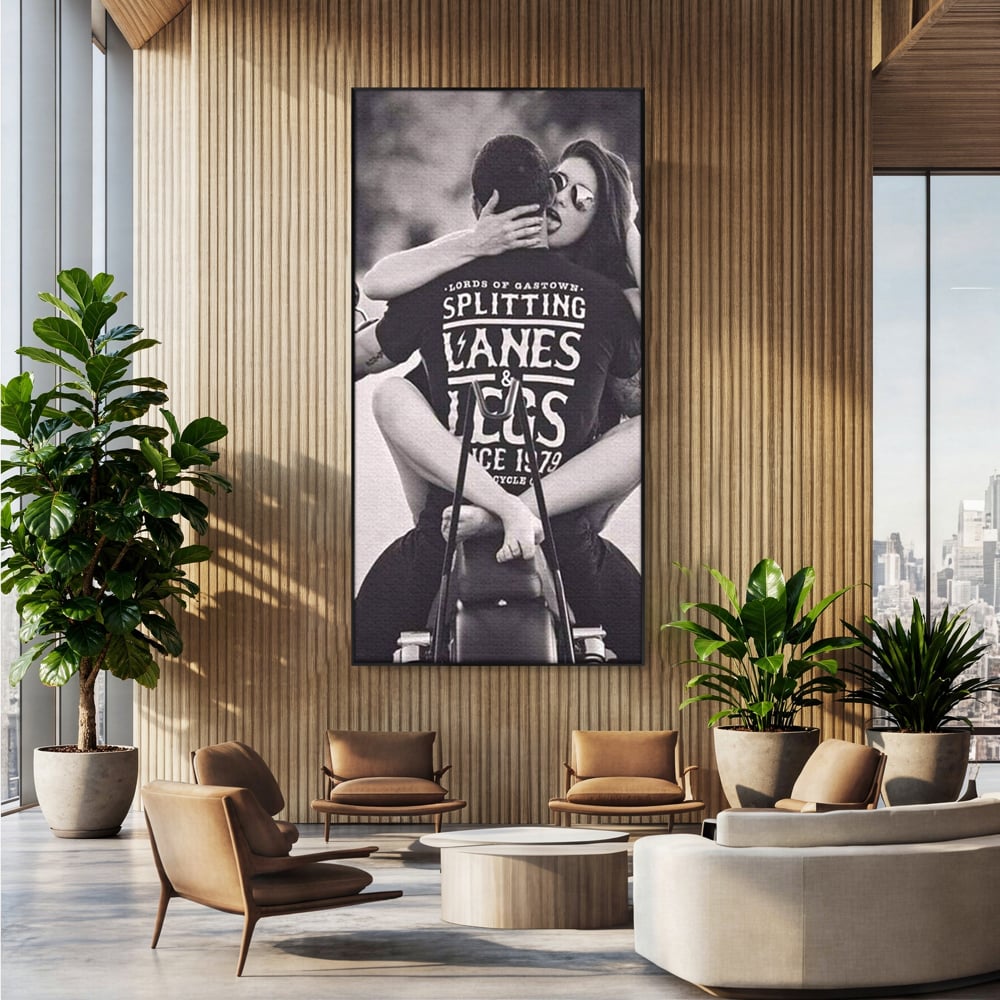 Tablou canvas cu tablou cuplu pe motocicleta, in rama de aluminiu negru, pe perete intr-un birou