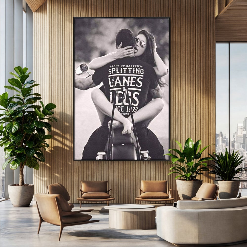Tablou canvas cu tablou cuplu pe motocicleta, in rama de aluminiu negru, pe perete intr-un birou