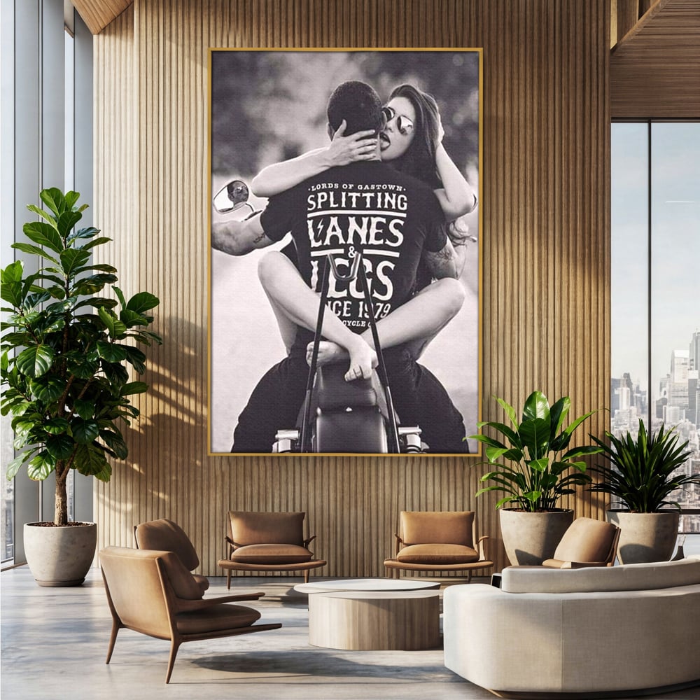 Tablou canvas cu tablou cuplu pe motocicleta, in rama de aluminiu auriu, pe perete intr-un birou