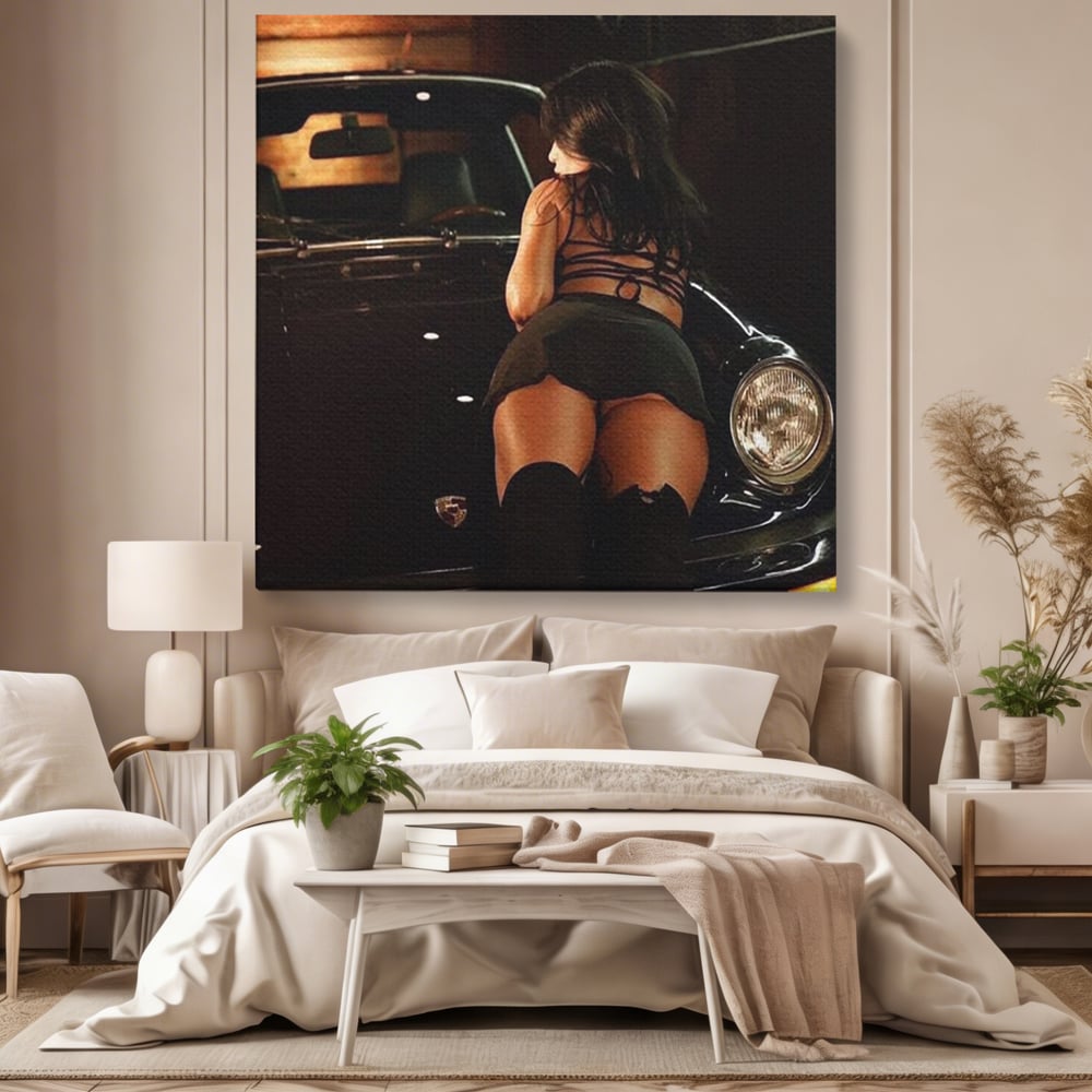 Tablou canvas cu tablou canvas cu femeie pe masina, fara rama, pe sasiu de lemn, pe perete intr-un dormitor