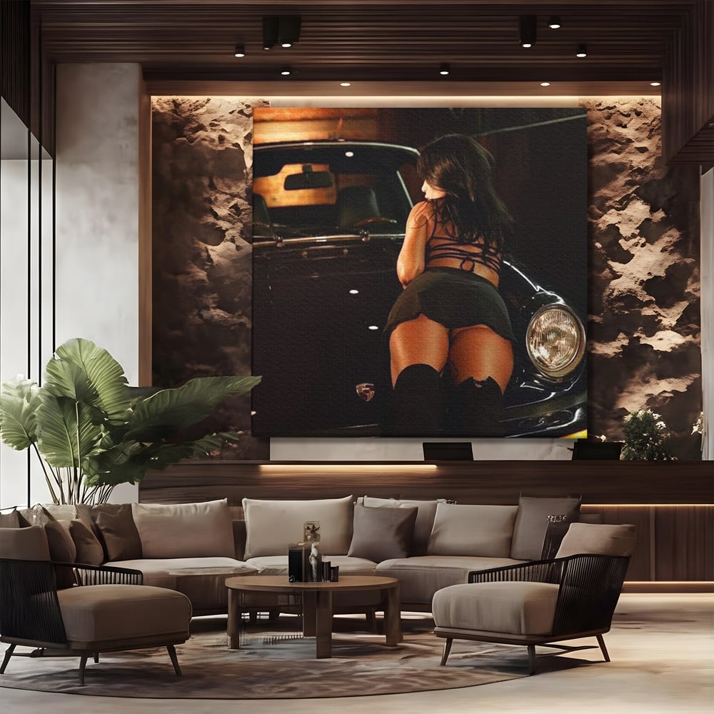 Tablou canvas cu tablou canvas cu femeie pe masina, fara rama, pe sasiu de lemn, pe perete intr-un birou