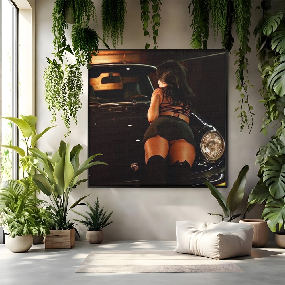 Tablou canvas cu tablou canvas cu femeie pe masina, in rama de aluminiu negru