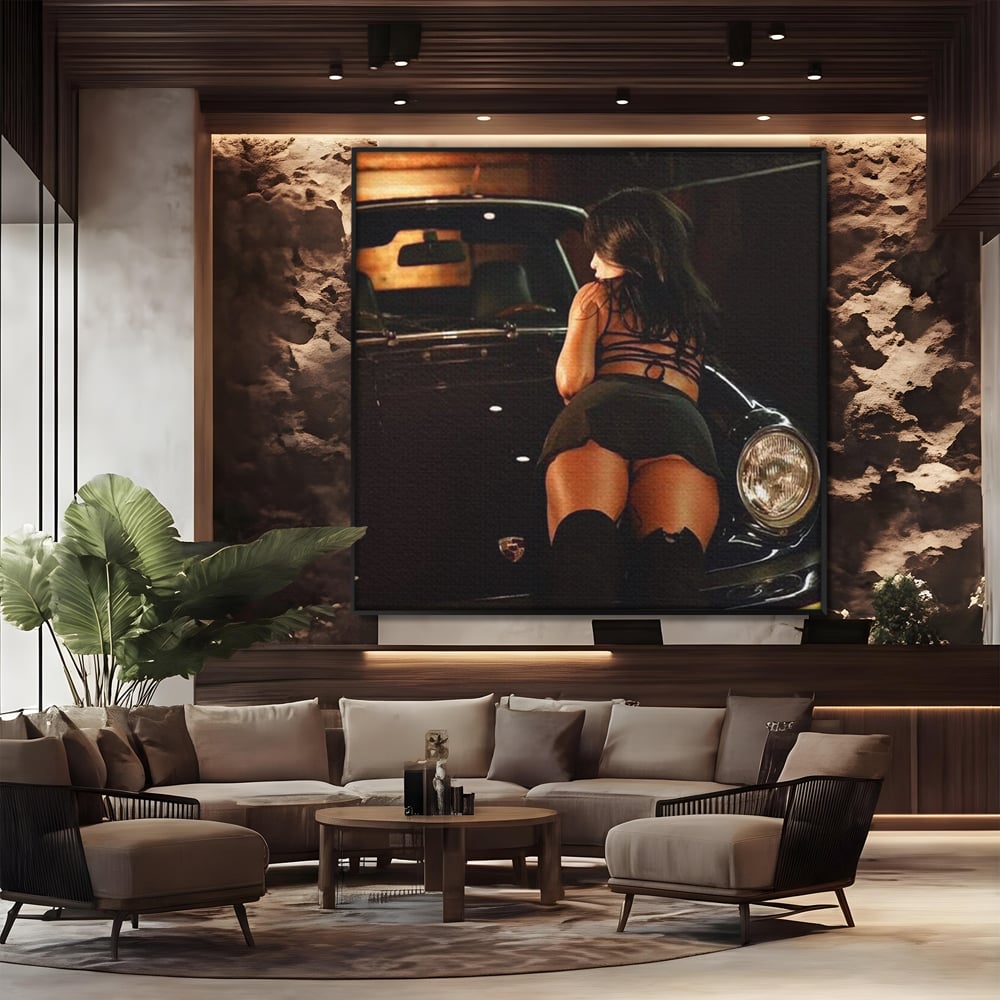 Tablou canvas cu tablou canvas cu femeie pe masina, in rama de aluminiu negru, pe perete intr-un birou