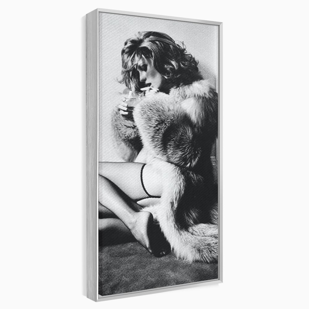 Tablou canvas cu tablou portret femeie retro cu blana, in rama de aluminiu argintiu
