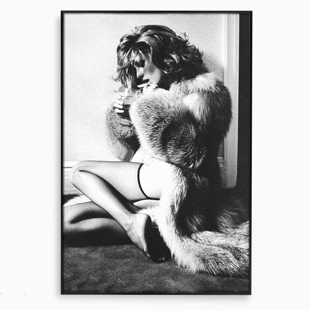 Tablou canvas cu tablou portret femeie retro cu blana, in rama de aluminiu negru