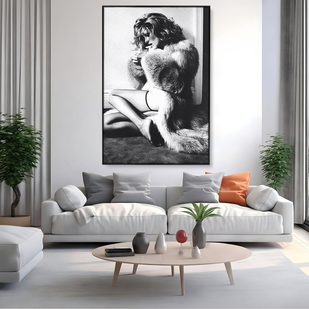 Tablou canvas cu tablou portret femeie retro cu blana, in rama de aluminiu negru, pe perete intr-un living