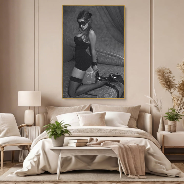 Tablou canvas cu tablou canvas cu femeie mascata, in rama de aluminiu auriu, pe perete intr-un dormitor
