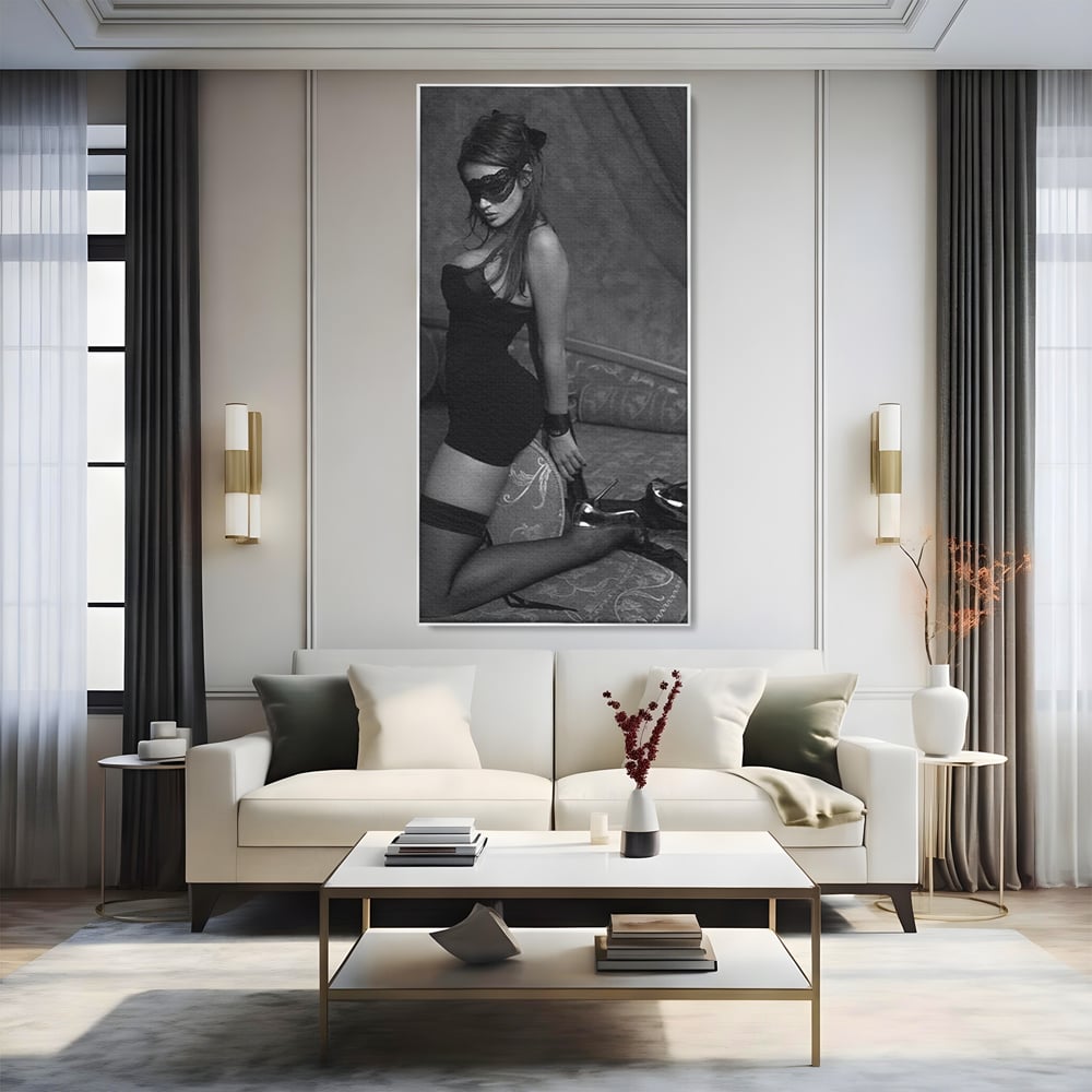 Tablou canvas cu tablou canvas cu femeie mascata, in rama de aluminiu argintiu, pe perete intr-un living