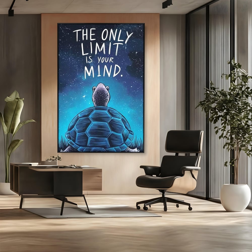 Tablou canvas cu ilustratie cu testoasa sub cer instelat, in rama de aluminiu negru, pe perete intr-un birou