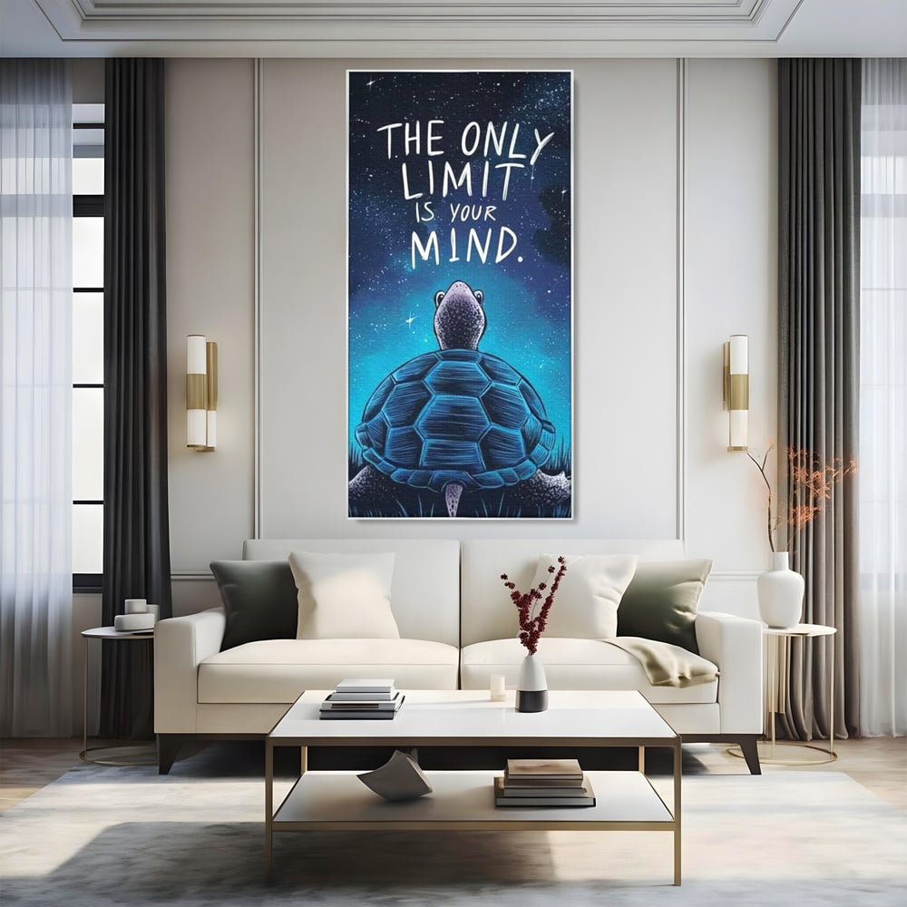 Tablou canvas cu ilustratie cu testoasa sub cer instelat, in rama de aluminiu argintiu, pe perete intr-un living