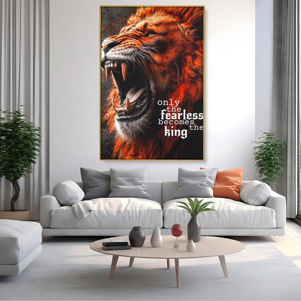 Tablou canvas cu ilustratie digitala cu leu care raguseste, in rama de aluminiu auriu, pe perete intr-un living