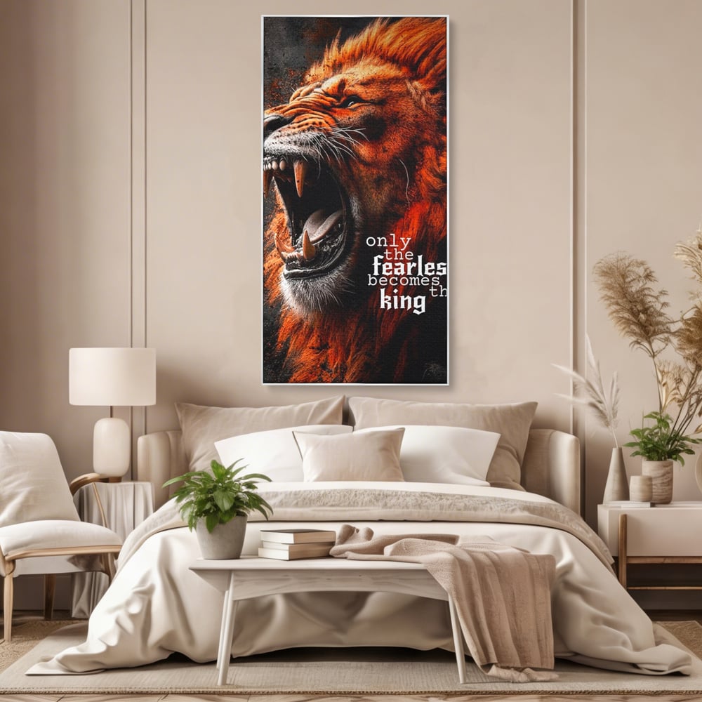 Tablou canvas cu ilustratie digitala cu leu care raguseste, in rama de aluminiu argintiu, pe perete intr-un dormitor