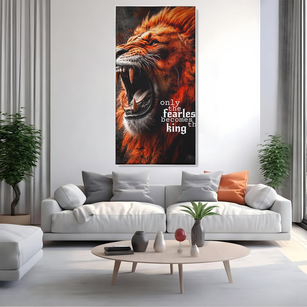 Tablou canvas cu ilustratie digitala cu leu care raguseste, in rama de aluminiu argintiu, pe perete intr-un living