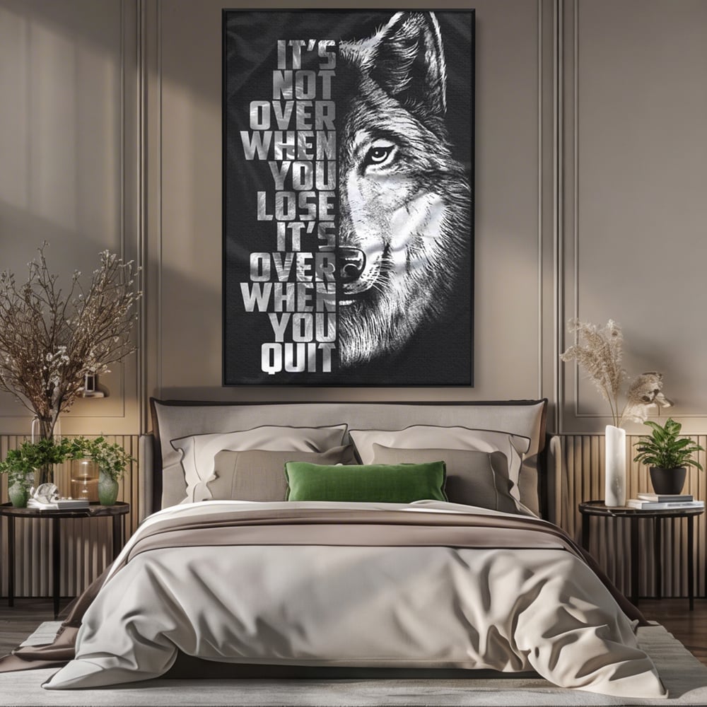Tablou canvas cu tablou canvas cu lup si mesaj, in rama de aluminiu negru, pe perete intr-un dormitor