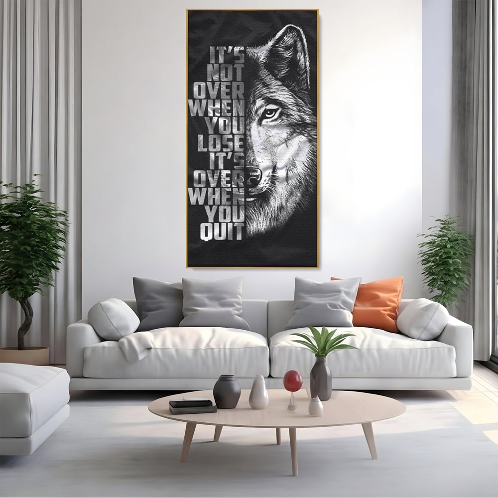 Tablou canvas cu tablou canvas cu lup si mesaj, in rama de aluminiu auriu, pe perete intr-un living