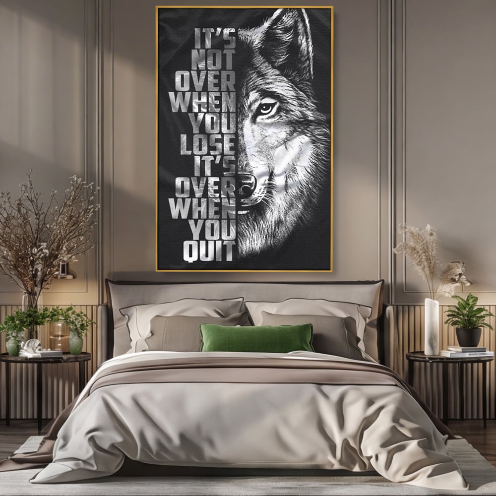 Tablou canvas cu tablou canvas cu lup si mesaj, in rama de aluminiu auriu, pe perete intr-un dormitor