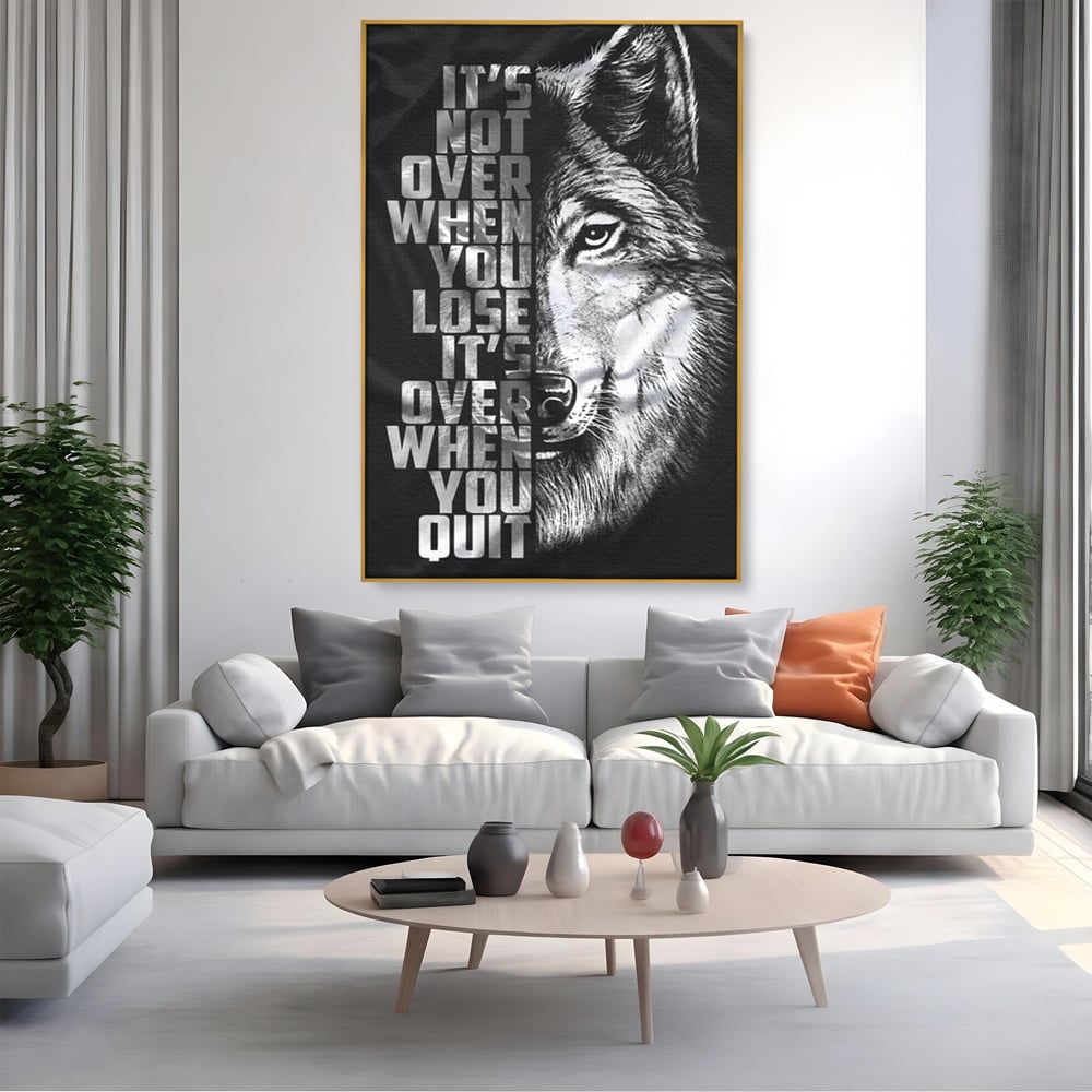 Tablou canvas cu tablou canvas cu lup si mesaj, in rama de aluminiu auriu, pe perete intr-un living