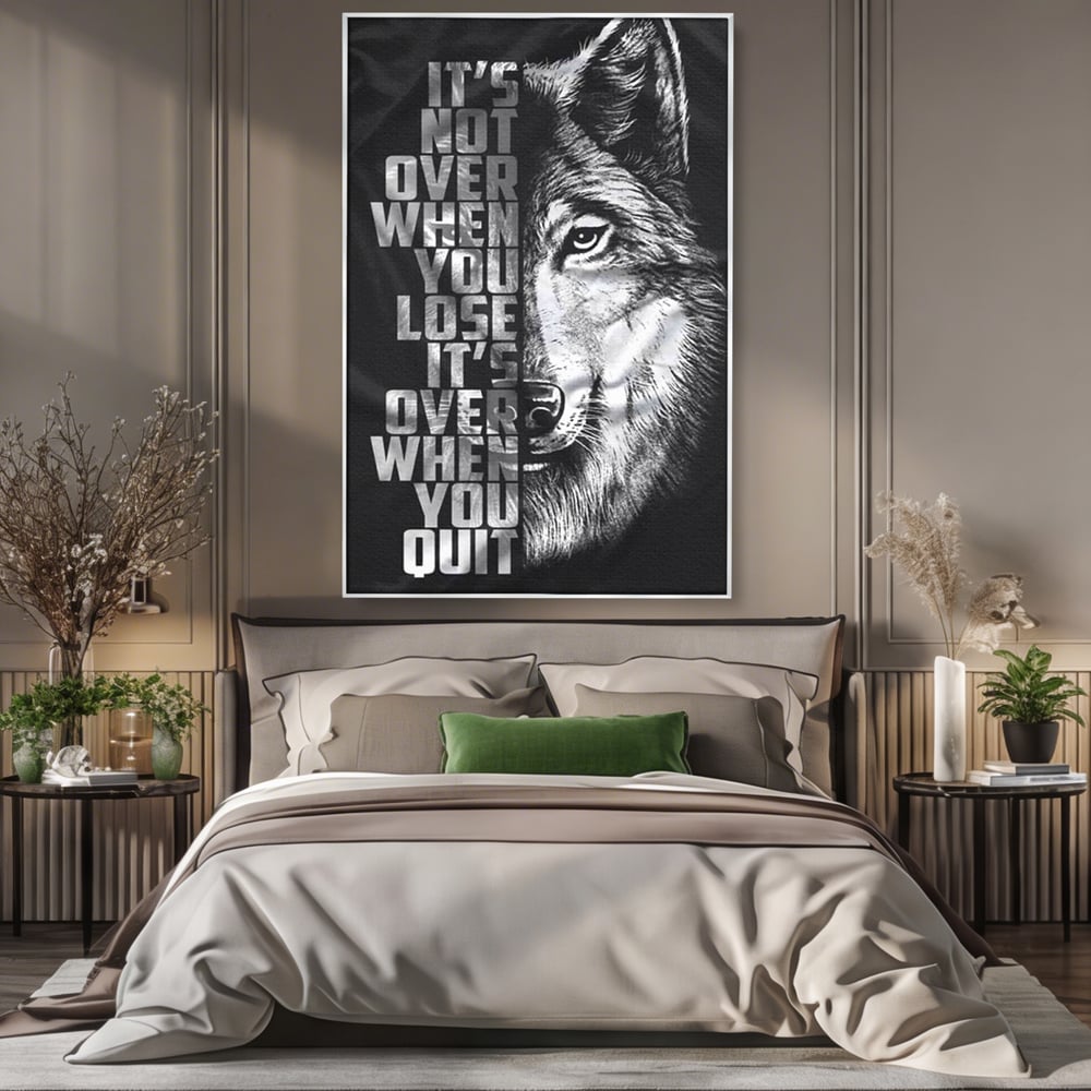 Tablou canvas cu tablou canvas cu lup si mesaj, in rama de aluminiu argintiu, pe perete intr-un dormitor