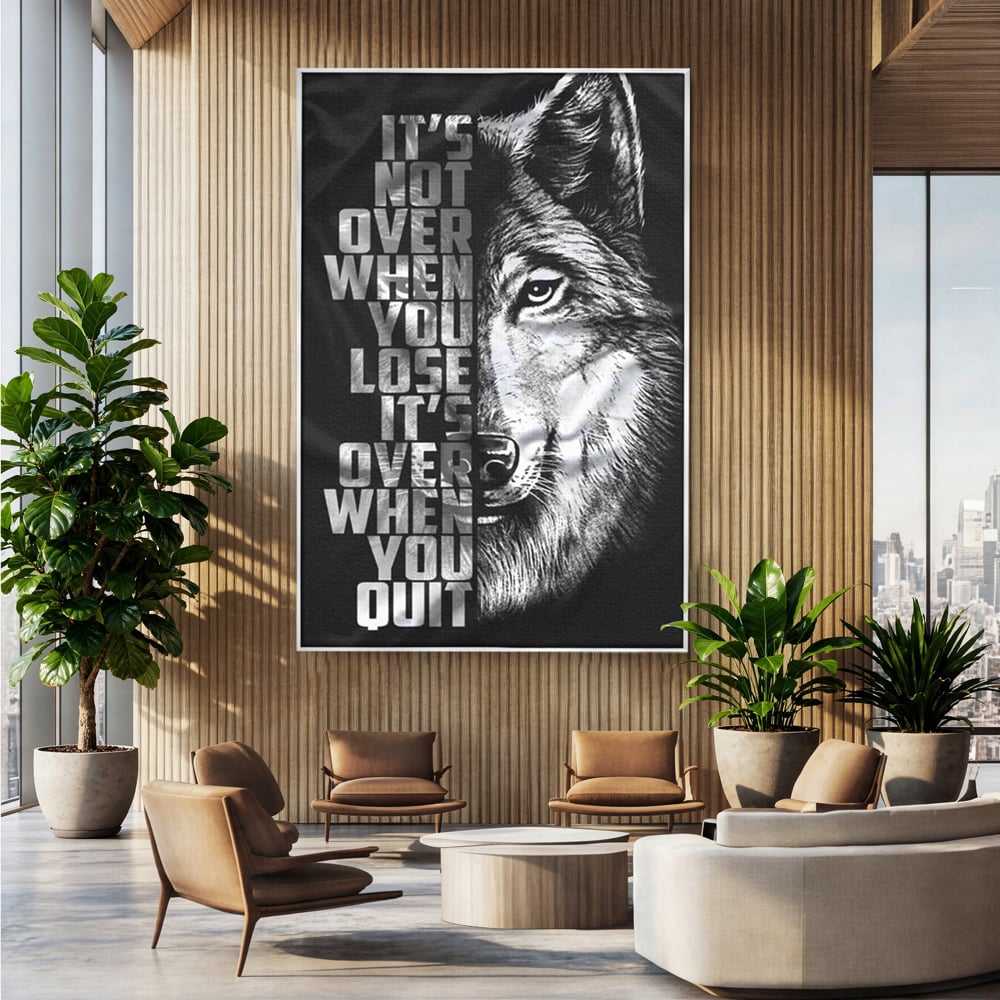 Tablou canvas cu tablou canvas cu lup si mesaj, in rama de aluminiu argintiu, pe perete intr-un birou