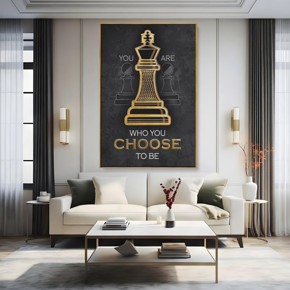 Tablou canvas cu tablou canvas cu rege de sah, in rama de aluminiu auriu, pe perete intr-un living
