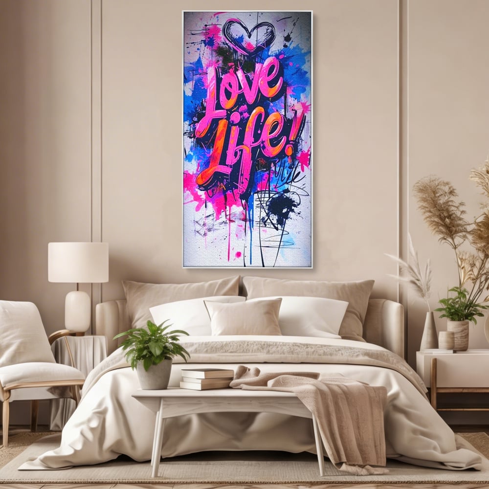 Tablou canvas cu tablou canvas cu graffiti urban iubeste viata, in rama de aluminiu argintiu, pe perete intr-un dormitor