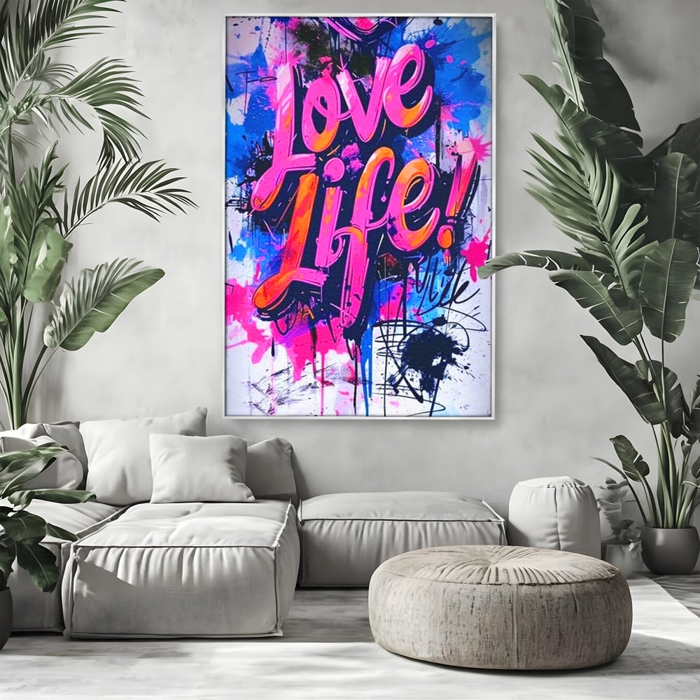 Tablou canvas cu tablou canvas cu graffiti urban iubeste viata, in rama de aluminiu argintiu, pe perete intr-un living