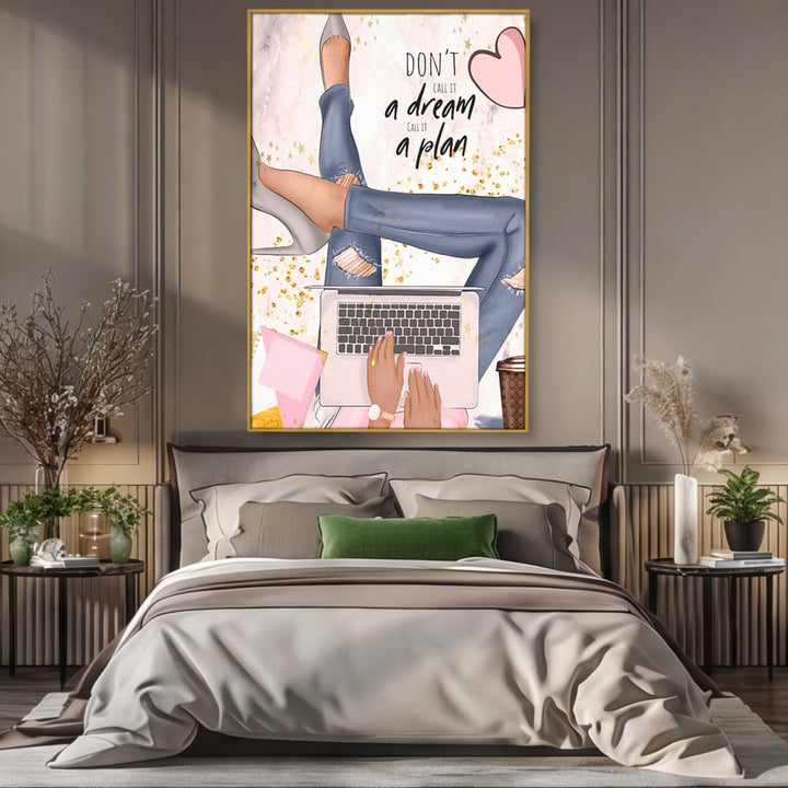 Tablou canvas cu ilustratie digitala cu femeie la laptop, in rama de aluminiu auriu, pe perete intr-un dormitor