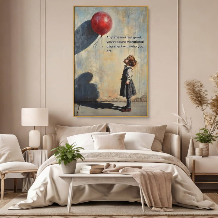 Tablou canvas cu tablou canvas cu fetita si balon rosu, in rama de aluminiu auriu, pe perete intr-un dormitor