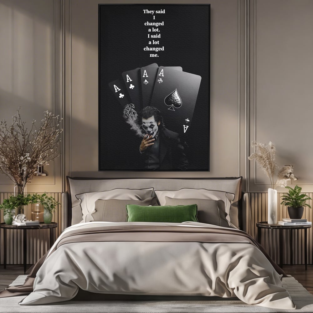 Tablou canvas cu tablou motivational cu joker si carti de joc, in rama de aluminiu negru, pe perete intr-un dormitor