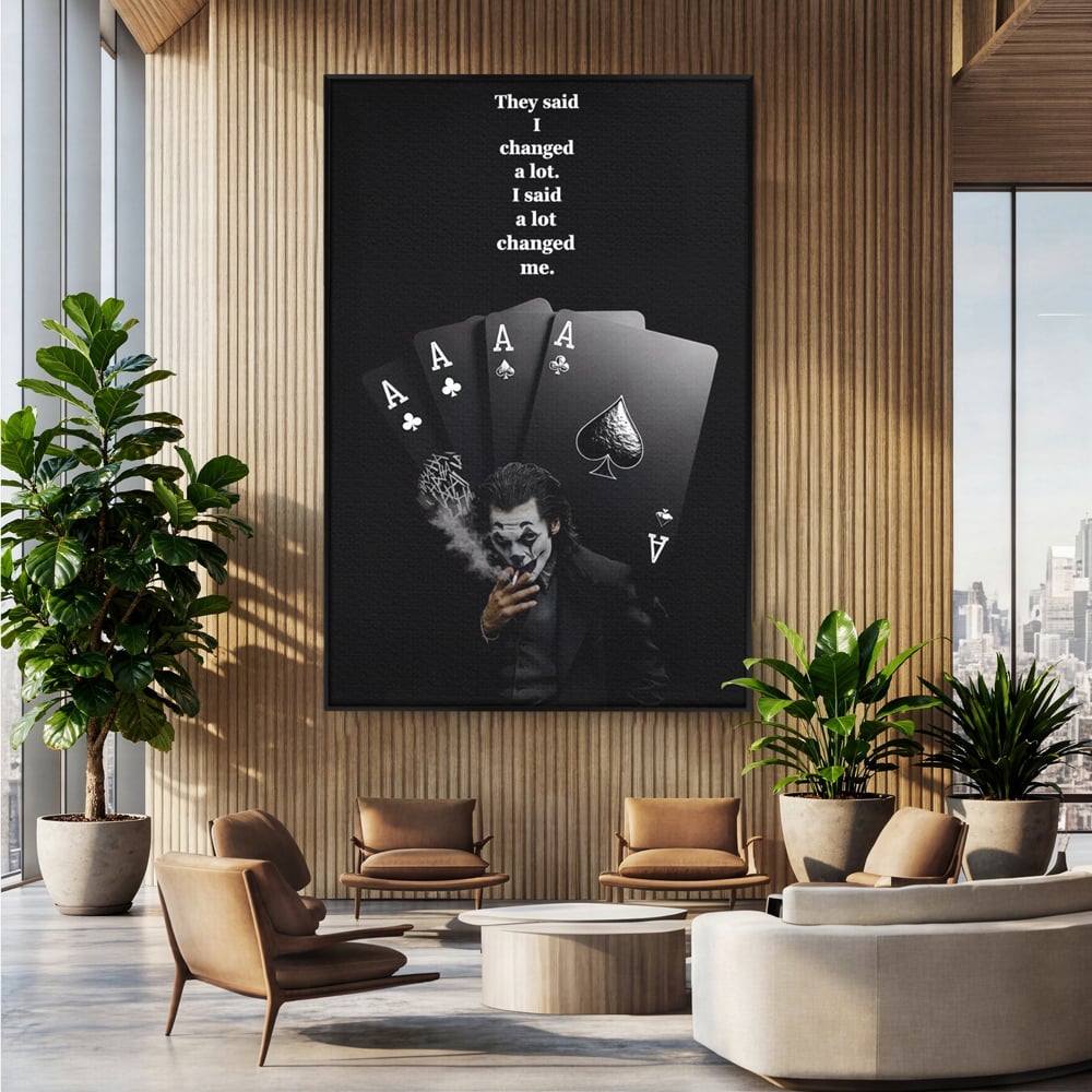 Tablou canvas cu tablou motivational cu joker si carti de joc, in rama de aluminiu negru, pe perete intr-un birou