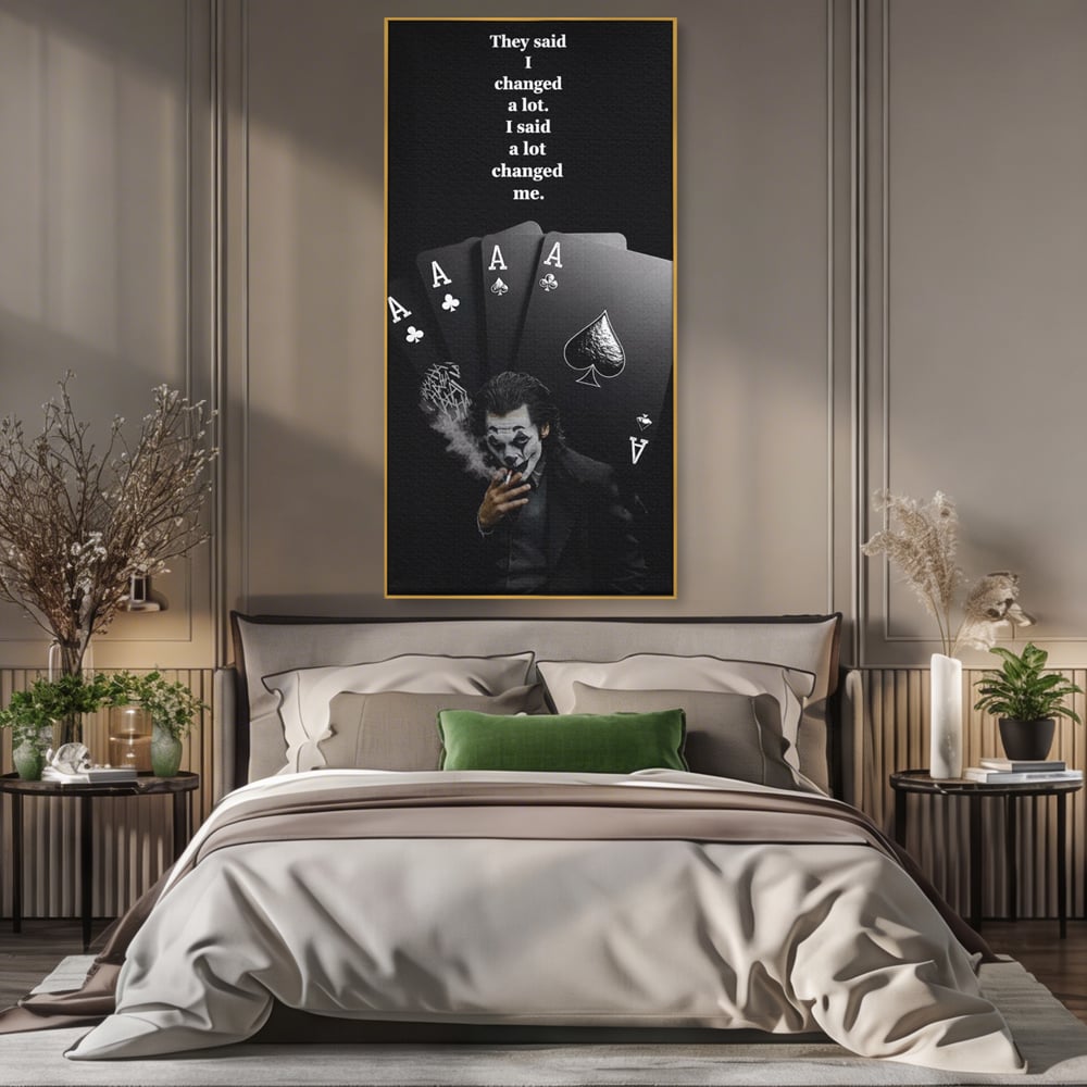 Tablou canvas cu tablou motivational cu joker si carti de joc, in rama de aluminiu auriu, pe perete intr-un dormitor