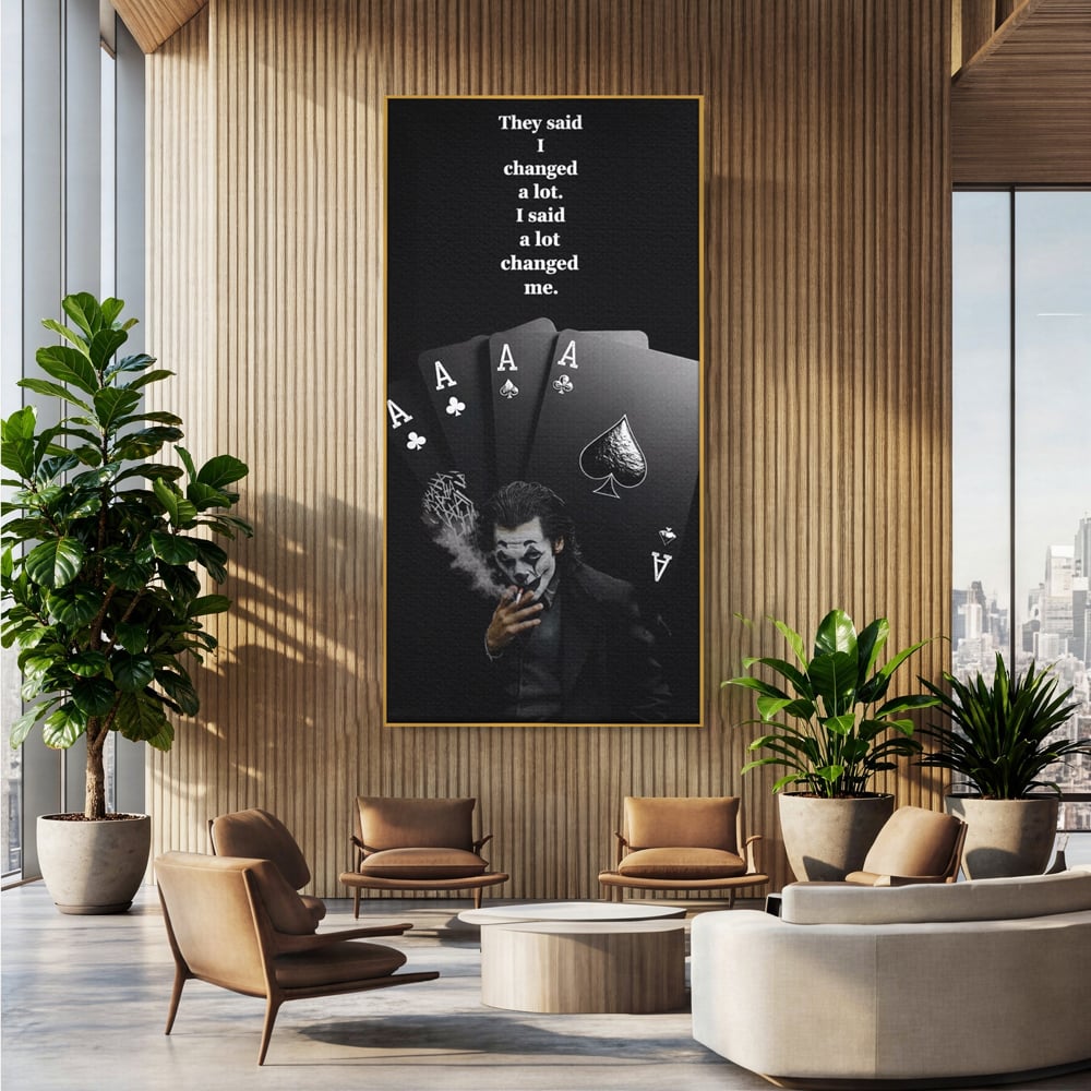 Tablou canvas cu tablou motivational cu joker si carti de joc, in rama de aluminiu auriu, pe perete intr-un birou