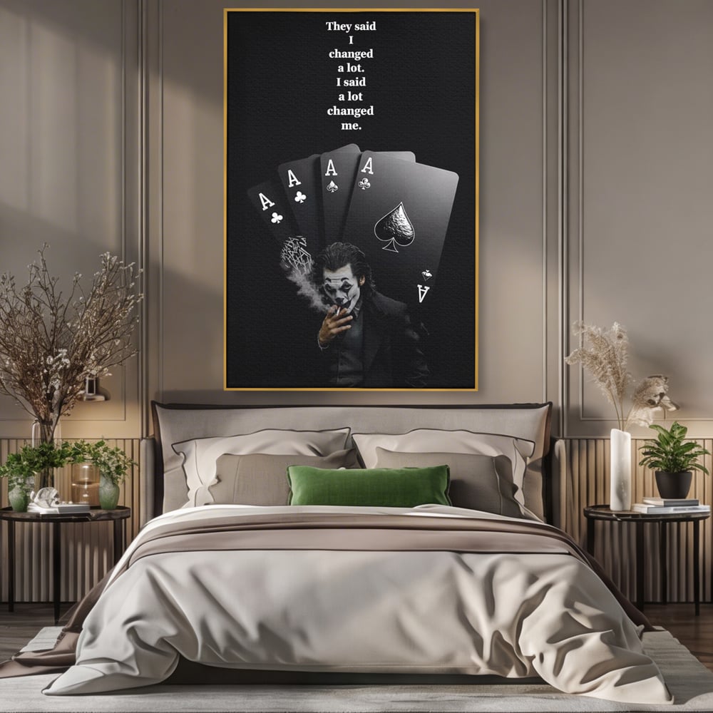 Tablou canvas cu tablou motivational cu joker si carti de joc, in rama de aluminiu auriu, pe perete intr-un dormitor