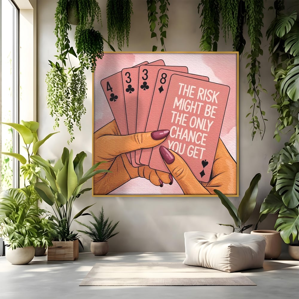 Tablou canvas cu ilustratie cu maini tinand carti de joc, in rama de aluminiu auriu