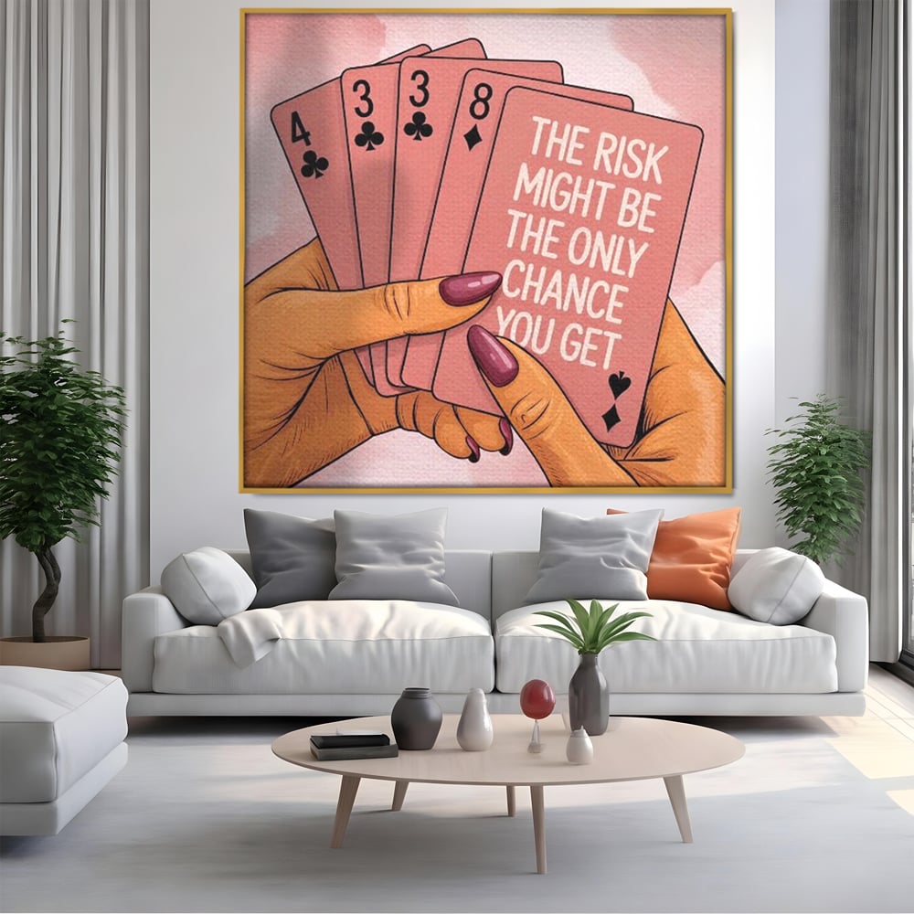 Tablou canvas cu ilustratie cu maini tinand carti de joc, in rama de aluminiu auriu, pe perete intr-un living