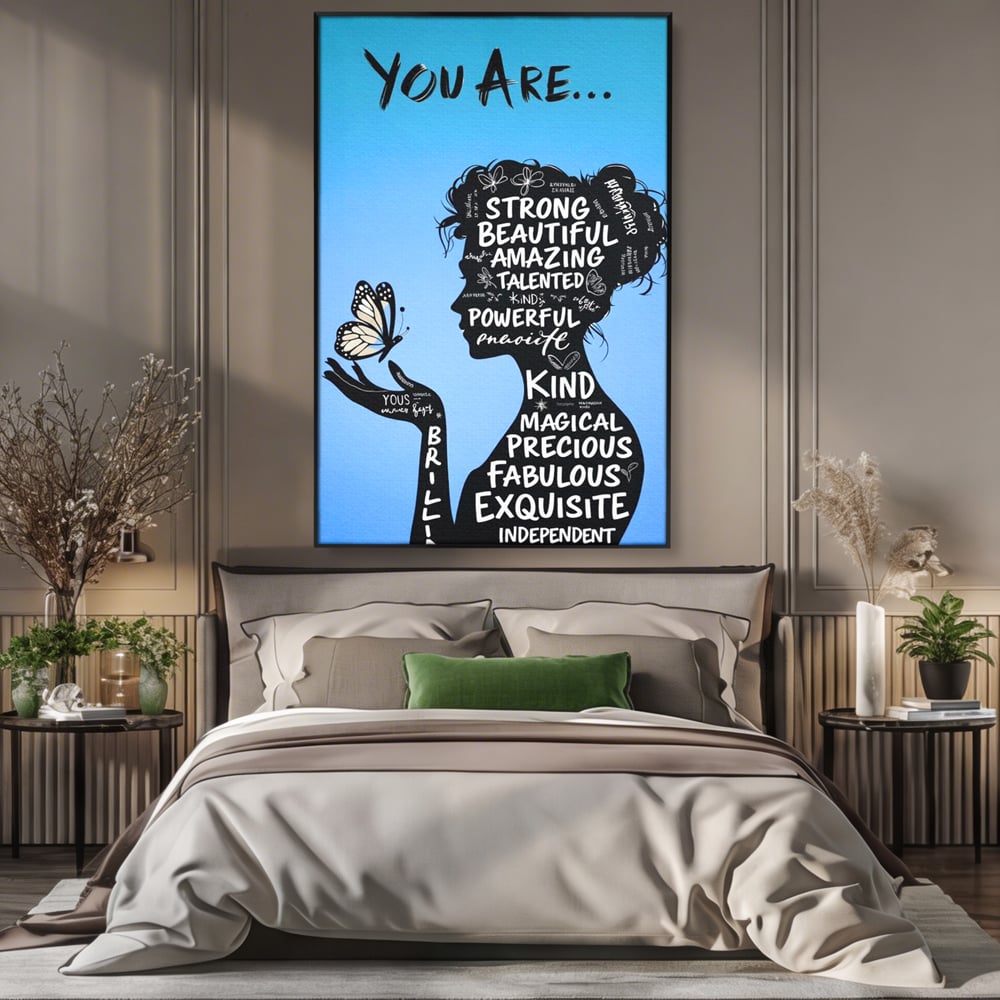 Tablou canvas cu tablou motivational cu portret de femeie si cuvinte, in rama de aluminiu negru, pe perete intr-un dormitor