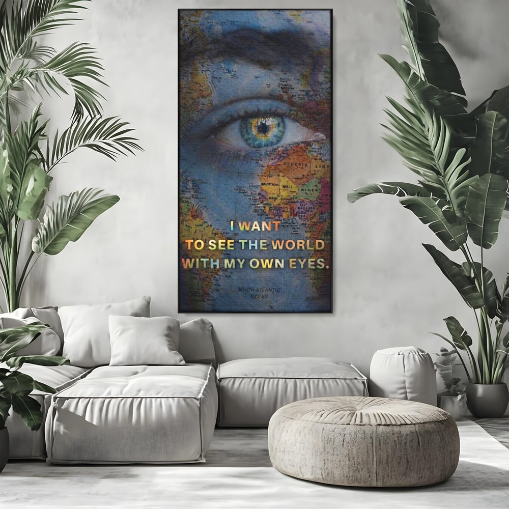 Tablou canvas cu tablou canvas cu ochi uman suprapus pe harta lumii, in rama de aluminiu negru, pe perete intr-un living
